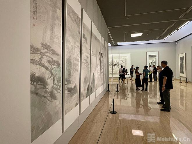 周石峰山水画展在中国美术馆开幕